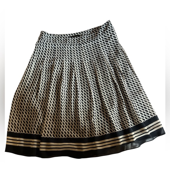 Talbots Petite 4P Black White Geometric Pleated Skirt Preppy Coastal Grandma - Picture 2 of 5